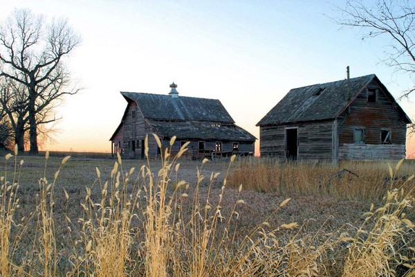 Lyon County Barn 4 - Barns & Remnants