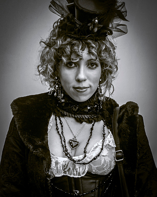 Mystery Lady - 100 People - This gallery is under reconstruction