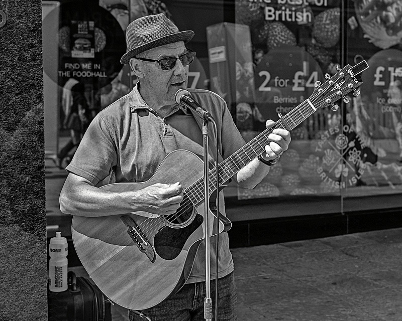 Anonymous Busker - 100 People - This gallery is under reconstruction