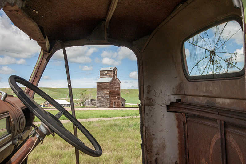 View of elevator, Owanka. - Abandoned on the Plains