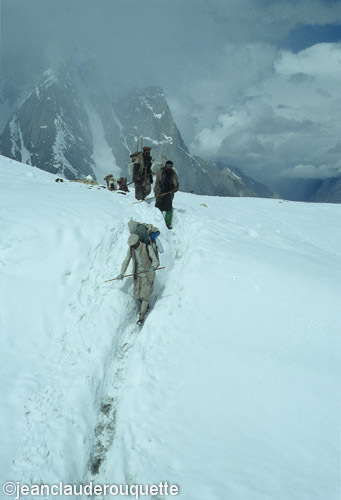 Porters are reaching Concordia - Himalaya 1992-1993 Népal and Pakistan