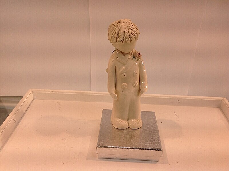 Page boy  5.5'.    £32.00 - Barbara Lea Pottery