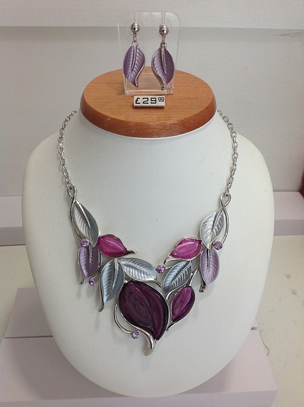 Set 40 - Fashion Jewellery    All sets £29.00