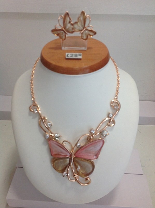 Set 32 - Fashion Jewellery    All sets £29.00