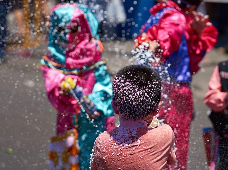 Outnumbered, a child gets sprayed with foam - Carnaval Andino Con La Fuerza Del Sol - Arica
