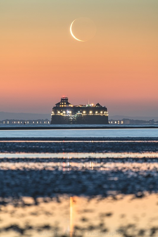 ab503 Crescent Moon over No Mans fort - Ryde and Seaview