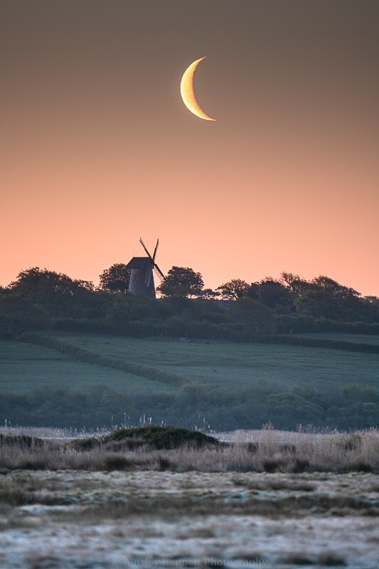 ab625 The crescent Moon over Bembridge windmill - Bembridge and St Helens