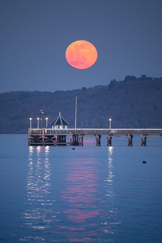 ab618 The Snow Moon over Yarmouth pier - Totland to Cowes