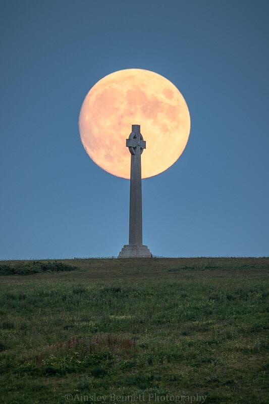 ab568 Tennyson monument Moonrise - Compton and Freshwater
