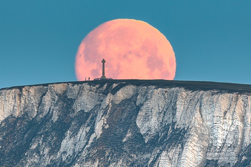 ab645 Moonset at Tennyson monument - Compton and Freshwater