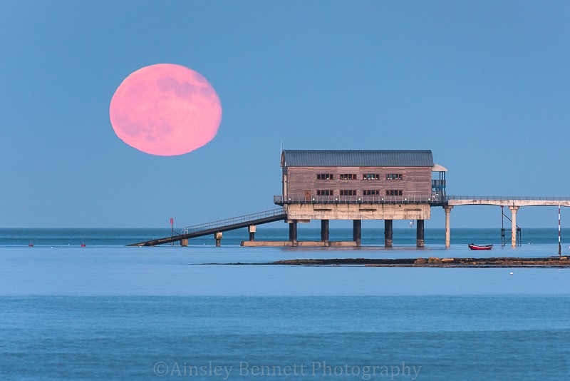 ab389 Moonrise - Bembridge lifeboat station - Bembridge and St Helens
