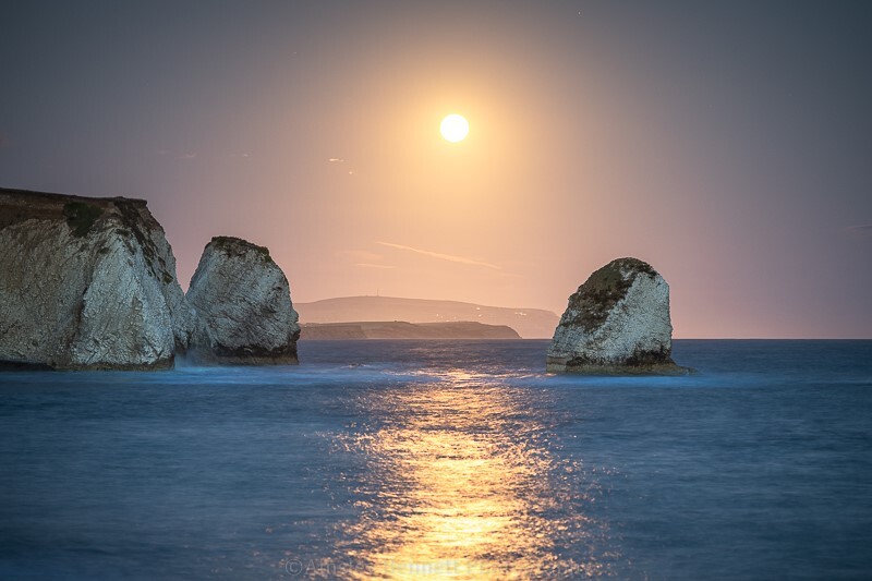 ab578 The Sturgeon Moon over Freshwater bay - Compton and Freshwater