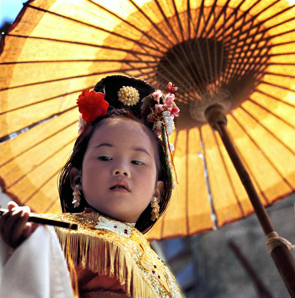 KM-224 Girl with umbrella at Cheung Chau Bun Festival - 1978 - Hong Kong in the 70s and 80s