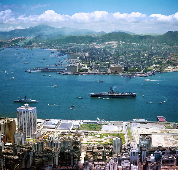 KM-40 Wan Chai reclamation & Kowloon  from air - 1974 - Hong Kong in the 70s and 80s