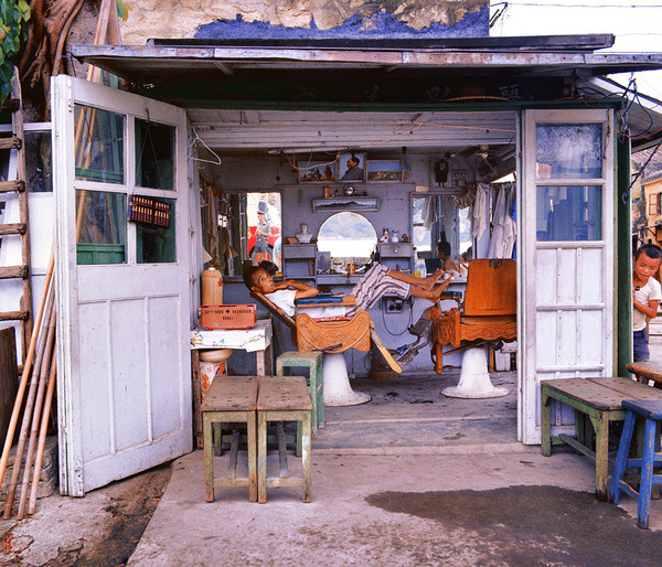 KMMACAU-4 Barber shop in Macau - 1978 - Hong Kong in the 70s and 80s