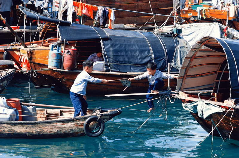 KM-189 Aberdeen , 2  boys on sampans- 1982 - Junks, Sampans & Fishing in the 1970s & 80s