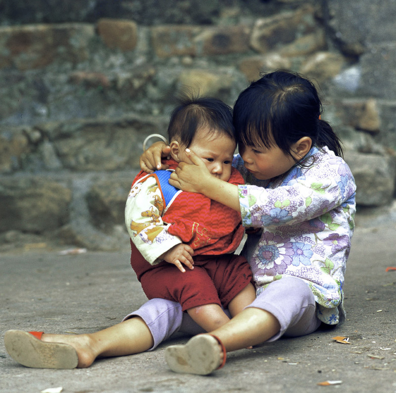 KM-73 Girl looking after her little brother, Kao Sai Chau - 1978 - Hong Kong in the 70s and 80s