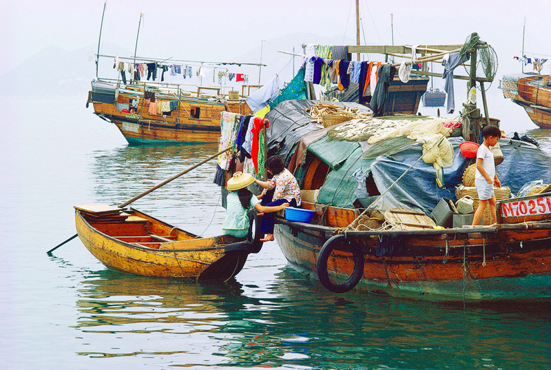 KM-44 Sampan girls in Cheung Chau - 1984 - Junks, Sampans & Fishing in the 1970s & 80s