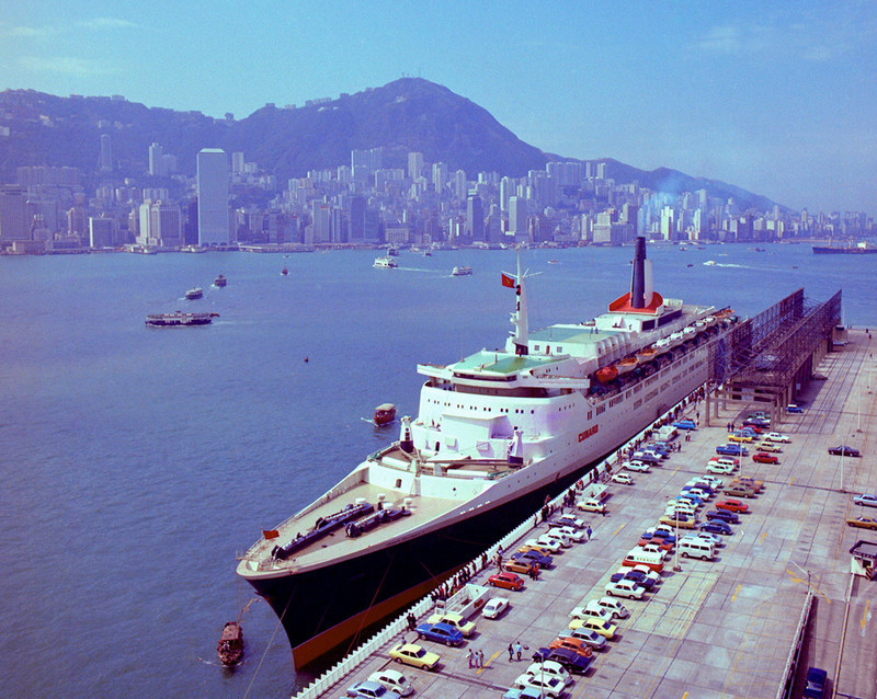 KM-239 QE 11 at the Ocean Terminal - 1979 - Hong Kong in the 70s and 80s