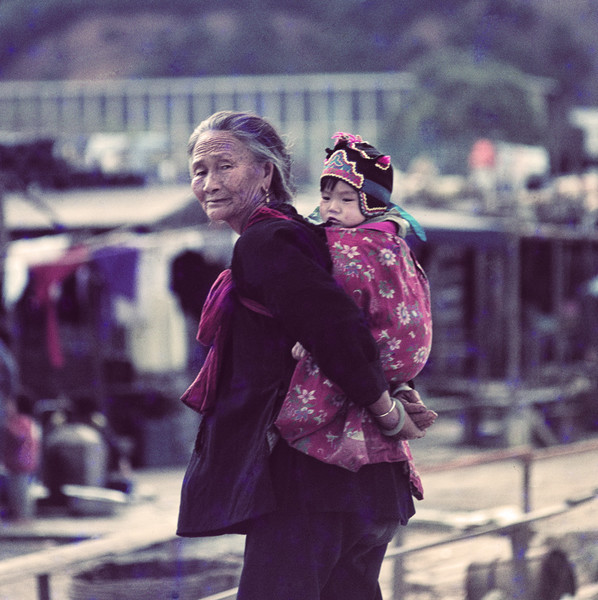 KM-209 Old lady & baby in Tai Po - 1972 - Hong Kong in the 70s and 80s