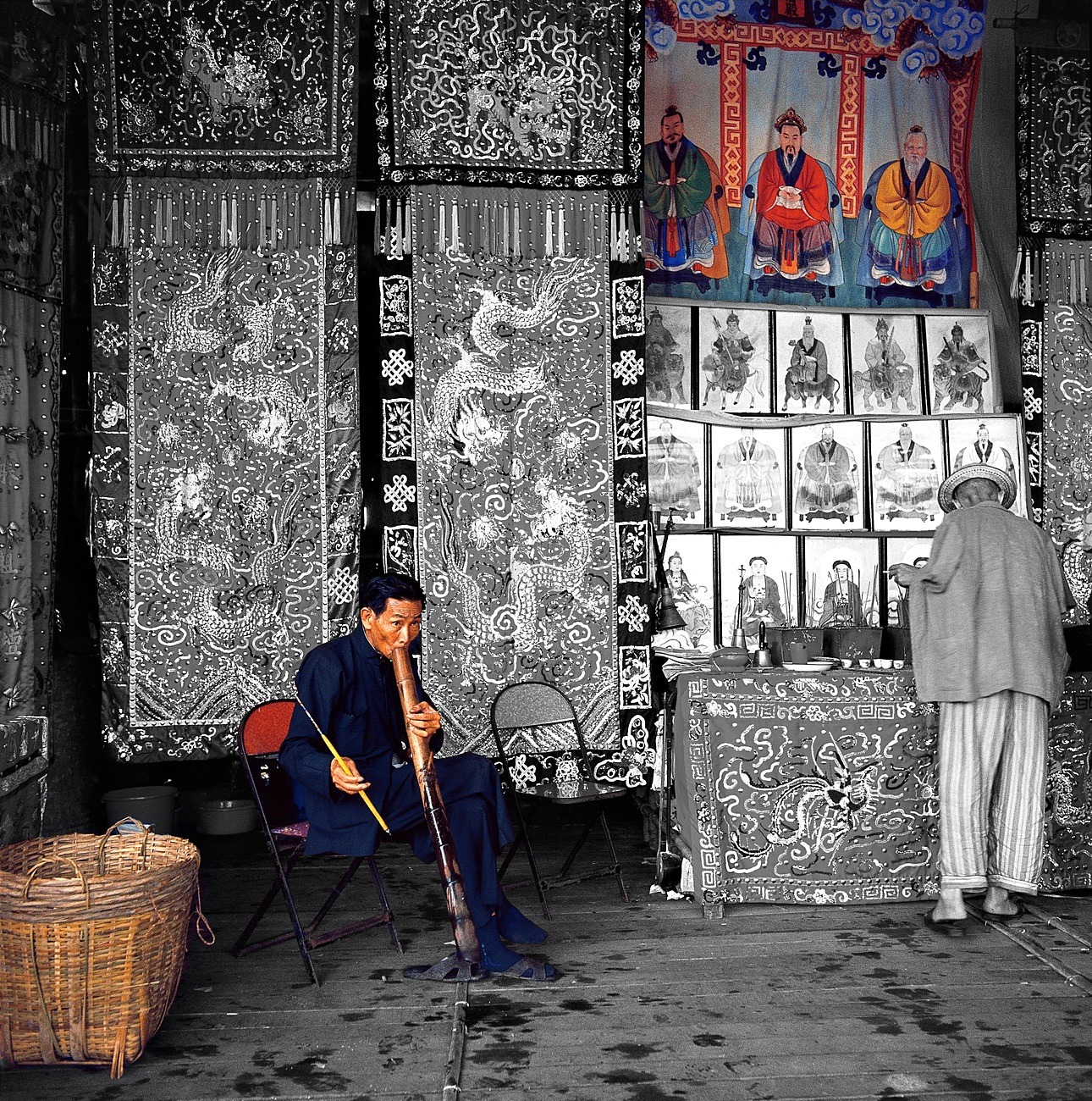 KMDUO-229 Cheung Chau pipe smoker - 1974 - Hong Kong Black & White with colour