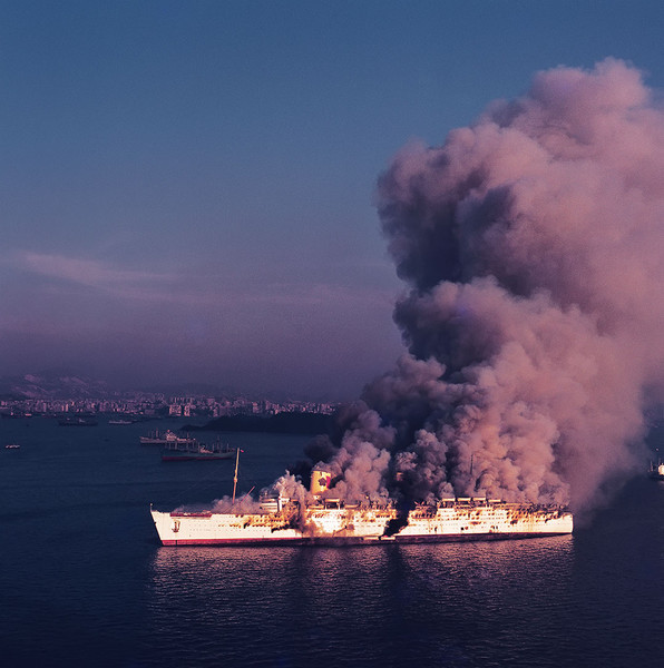 KM-242 The QE1, Seawise University on fire - Jan 9 1972 - Hong Kong in the 70s and 80s