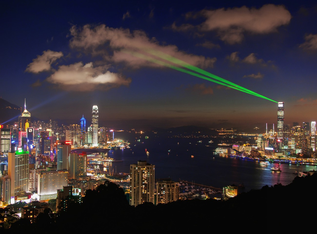 KM-325AM Laser show from Braemar Hill - Hong Kong - Contemporary