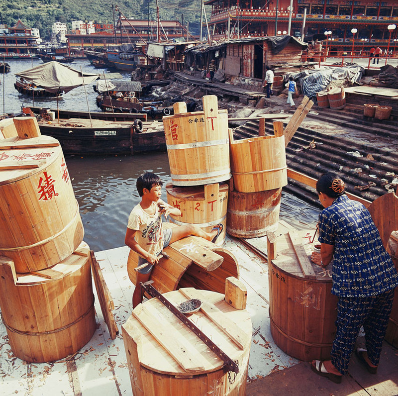 KM-183 Making barrels for the fish - Aberdeen - 1976 - Junks, Sampans & Fishing in the 1970s & 80s