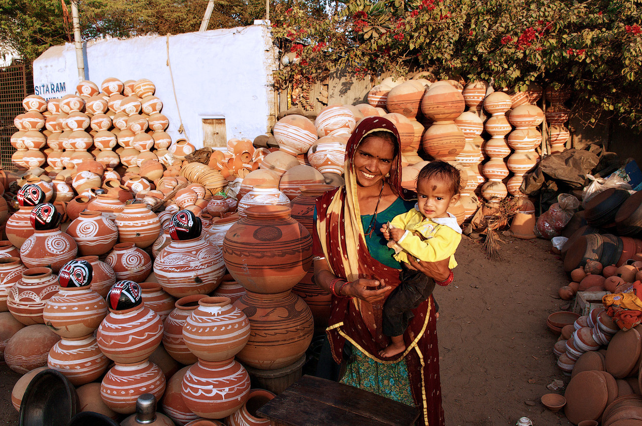 Pot seller with her baby - Jaipur Rajasthan - India