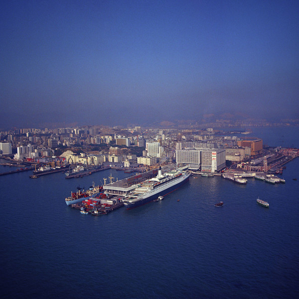 KM-197 QE2 at the Ocean Terminal & Tsim Sha Tsui - 1973 - Hong Kong in the 70s and 80s