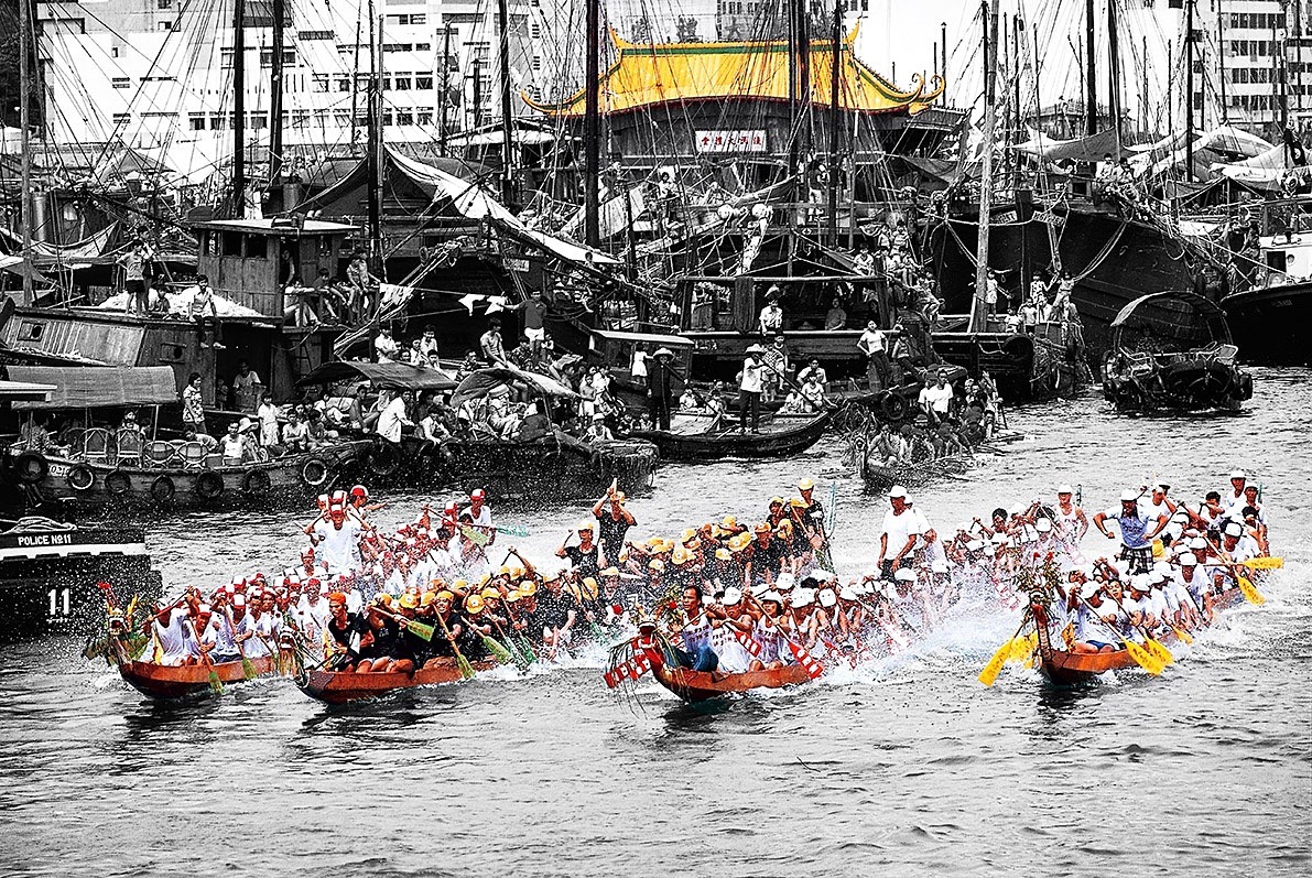 KMDUO-28 Aberdeen Dragon boats -1978 - Hong Kong Black & White with colour