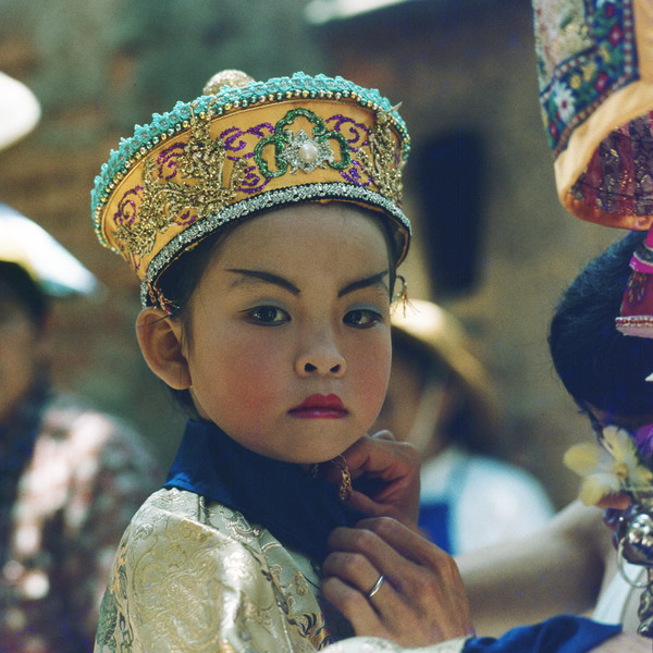 KM-225 Cheung Chau procession Girl - 1978 - Hong Kong in the 70s and 80s