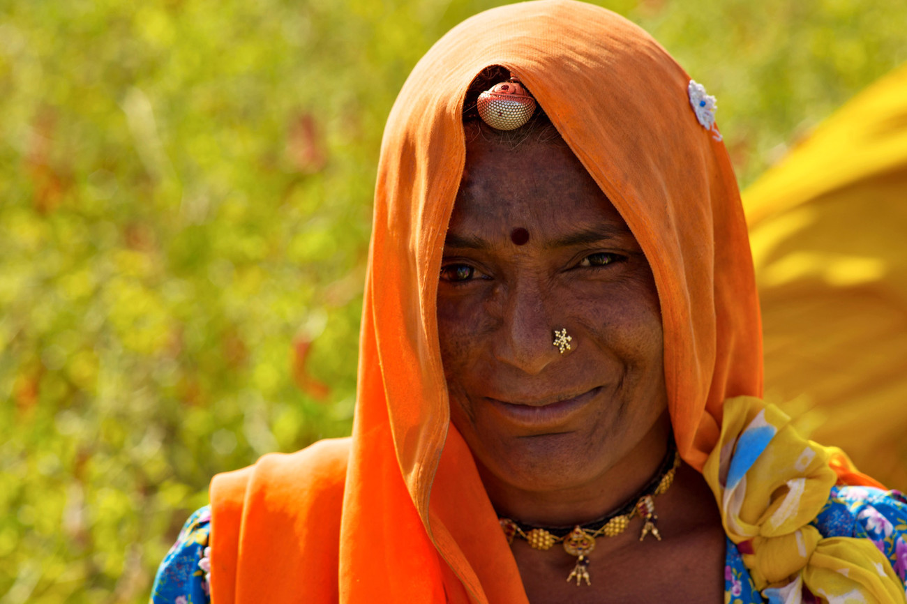 Chille picker, Chatra Sagar, Rajasthan - India