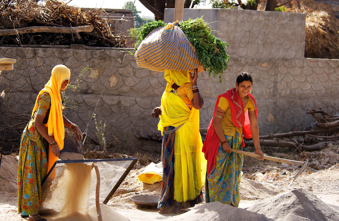 Road workers, Chatra Sagar - India