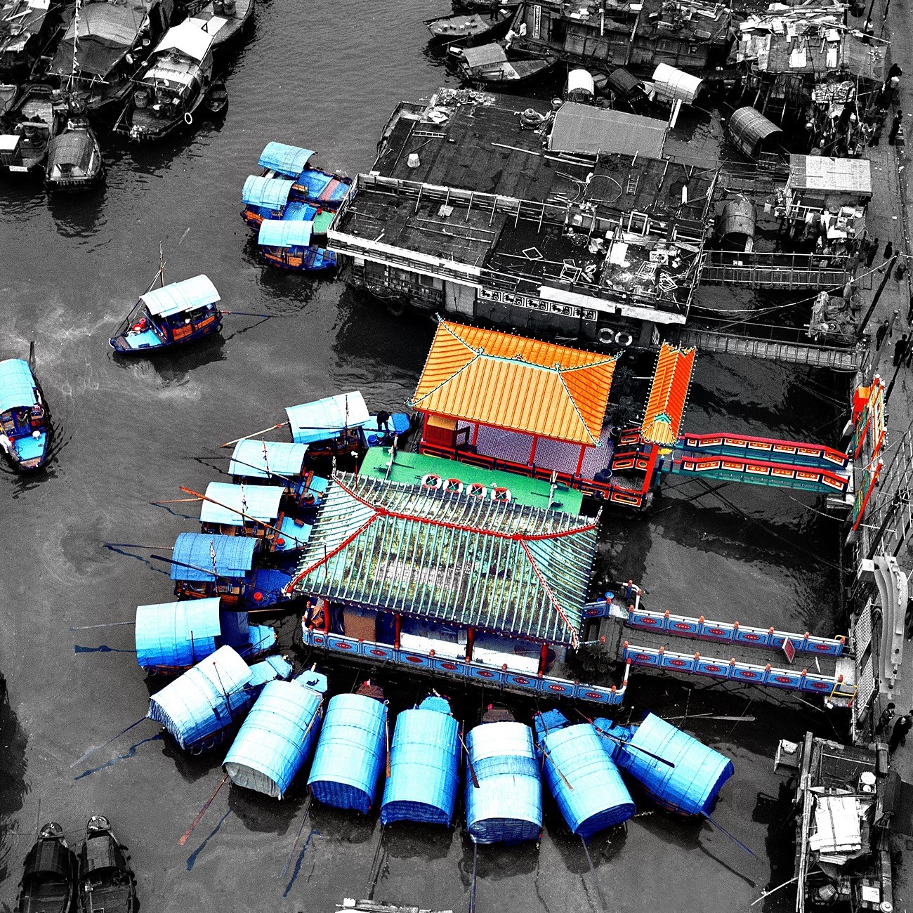 KMDUO-27 Aberdeen Sea Palace restaurant sampans - 1978 - Hong Kong Black & White with colour