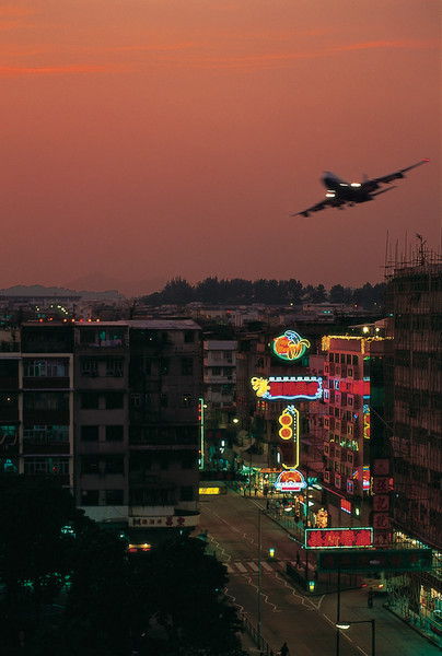 KM-172B Plane flying into Kai Tak over Kowloon city at dusk - 1985 - Hong Kong in the 70s and 80s