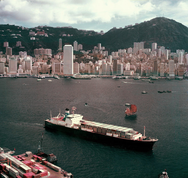 KM-67 The Island & Central with ANL ship & Junk - 1974 - Hong Kong in the 70s and 80s