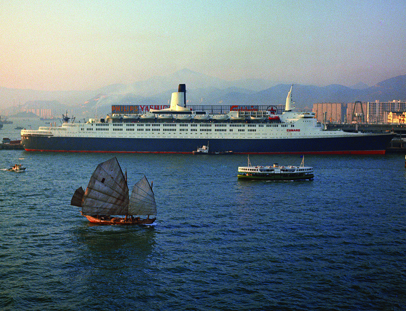 KM-238 QE2 at the Ocean Terminal & Junk - 1974 - Hong Kong in the 70s and 80s