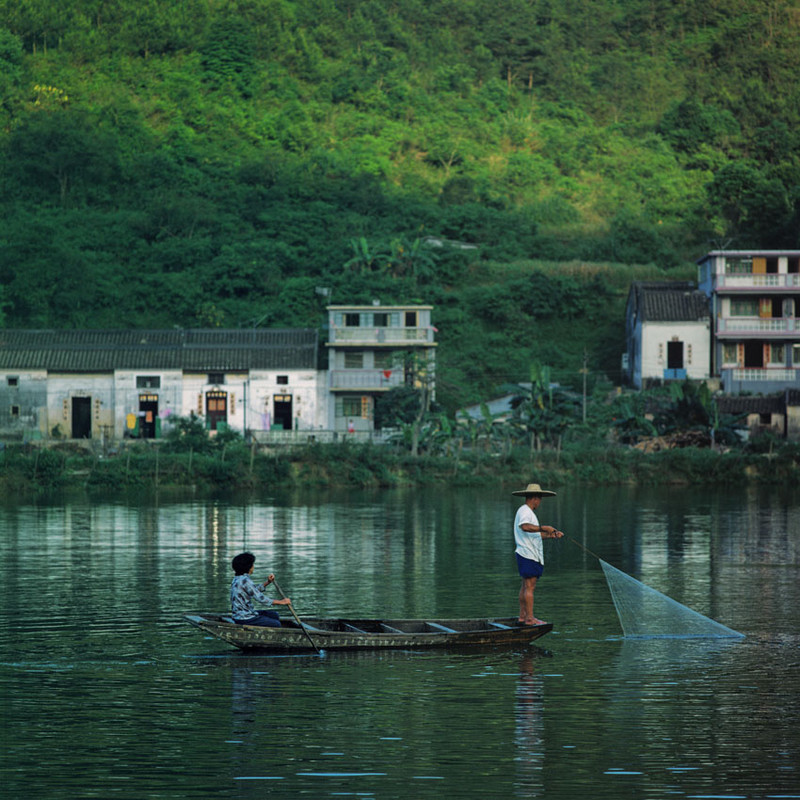 KM-205 Pulling in net near Shau Tau Kok - 1982 - Hong Kong in the 70s and 80s