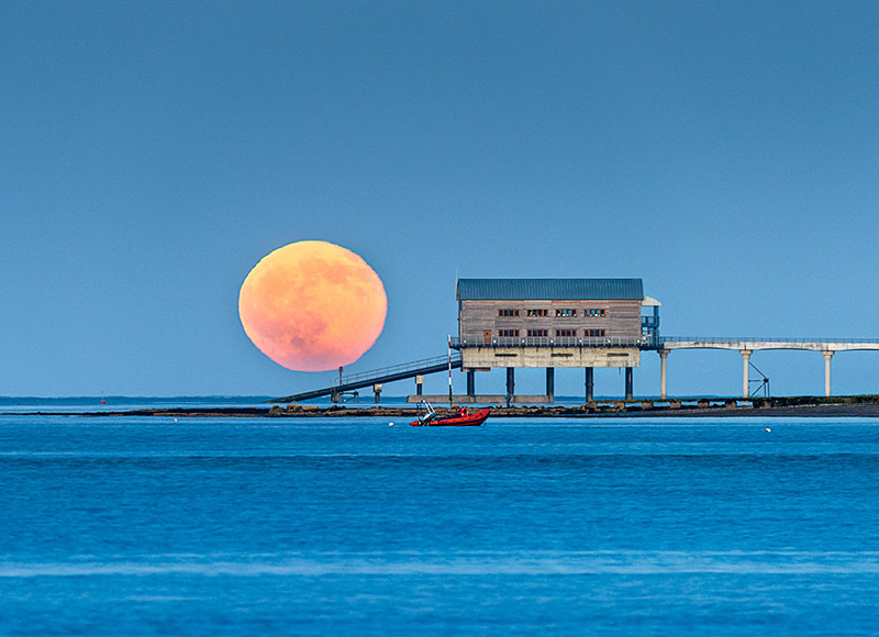 1549 Strawberry Moonrise Bembridge Lifeboat Station - Bembridge and East Wight landscape
