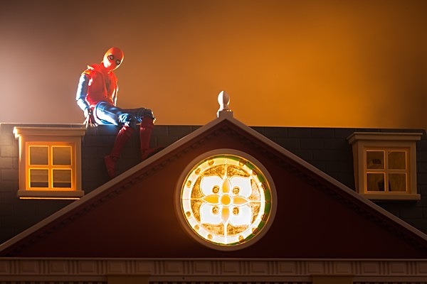 Spider Man Hanging Around II - Marvel