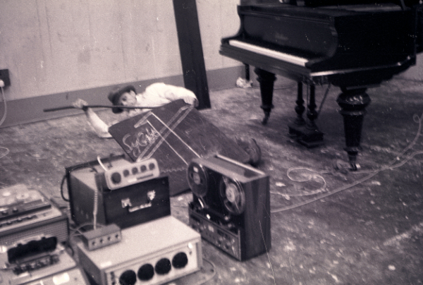 Joseph Beuys performs his Scottish symphony - In 1972