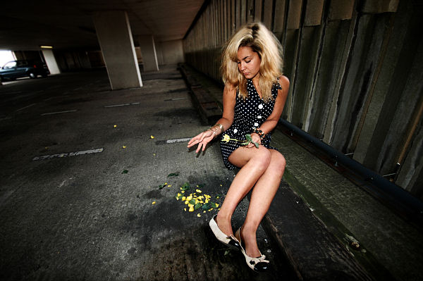 He loves me . . . he loves me . . . - Location Shoots
