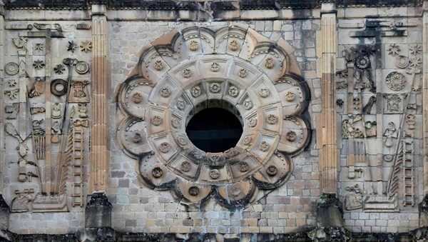 San Juan Bautista, N façade, oculus - San Juan Bautista, North façade