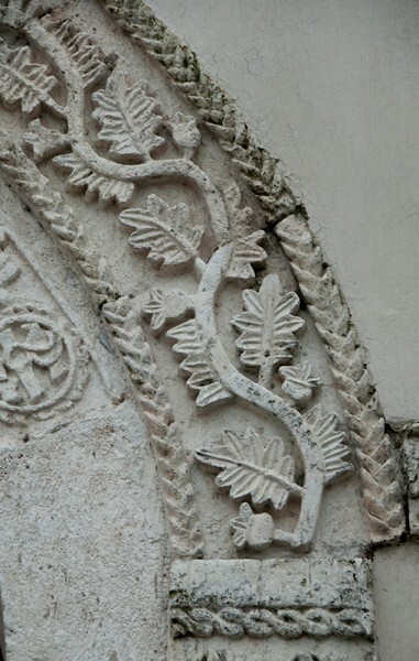 Façade portal, archivolt detail (right) - Santa María