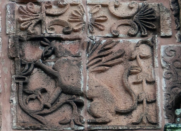 Top tier relief (right), deer - Façade