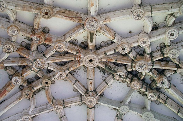15_Huaquechula, Puebla, San Martín, capilla abierta, ribbed vault - San Martín, façade, posa chapel & atrial cross