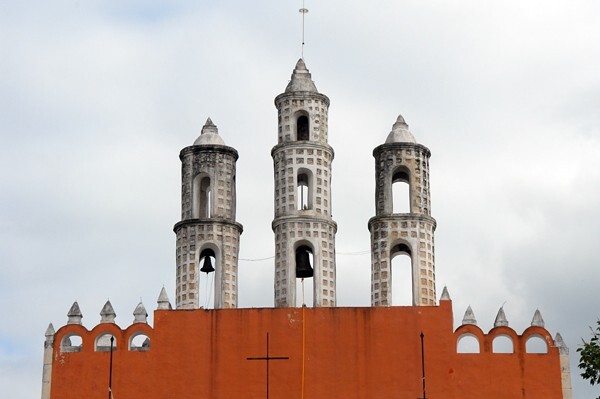 San Buenaventura, parapet & roof turrets - Homún, Yucatán