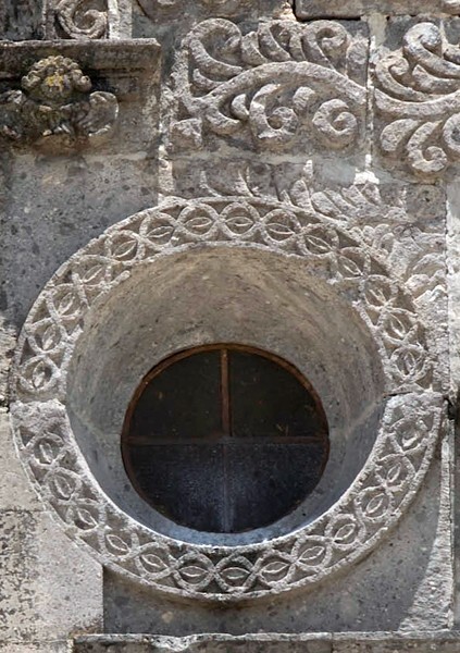 Façade oculus (left) - La Magdalena