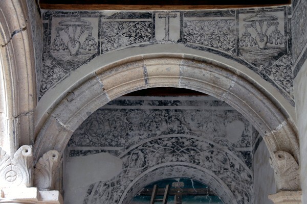 Lower cloister walk, NE testera - San Andrés, cloister with murals